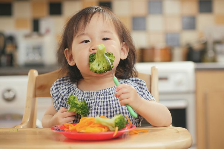 Ilustrasi anak makan sayur