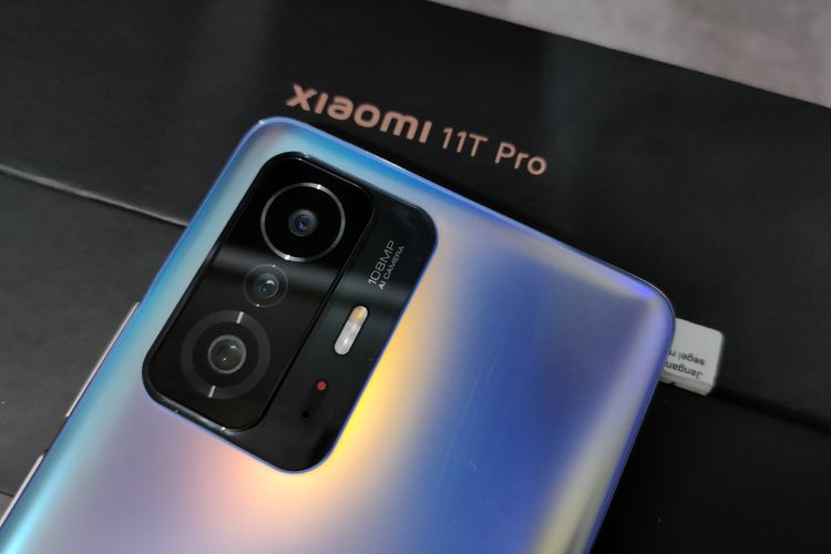 Xiaomi 11T Pro dibekali tiga kamera belakang yang terdiri dari kamera utama 108 MP (f/1.8, 26mm) PDAF, kamera ultrawide 8 MP (f/2.2, 120 derajat), dan kamera telemacro 5 MP (f/2.4, 50mm) AF. Berikut kamera selfie 16 MP (f/2.5).