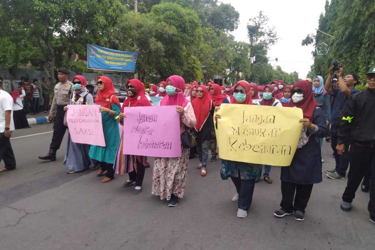 Massa dari keluarga besar pesantren thariqah Shiddiqiyah Ploso, Kabupaten Jombang, Jawa Timur, menggelar aksi di Mapolres Jombang, Selasa (14/1/2020)