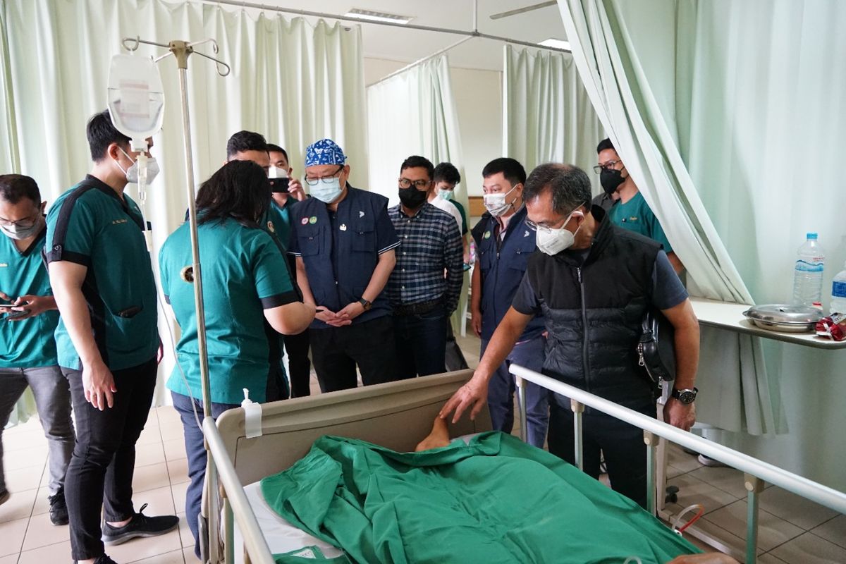 Ketua Umum Perhimpunan Dokter Spesialis Ortopedi dan Traumatologi Indonesia (PABOI) Prof. Ismail meninjau langsung ke lokasi penanganan korban gempa bumi di Cianjur, Minggu (27/11/2022).