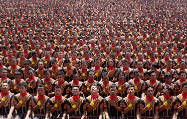 Ribuan penari tampil pada pagelaran tari tradisional Saman massal di stadion Seribu Bukit, Blang Kejeren, Gayo Lues, Aceh, Minggu (13/8/2017). Pagelaran Tari Saman telah ditetapkan UNESCO sebagai warisan budaya dunia tak benda itu diikuti 12.262 peserta dari berbagai komponen masyarakat termasuk PNS, aparat TNI/Polri. ANTARA FOTO/Irwansyah Putra/aww/17.