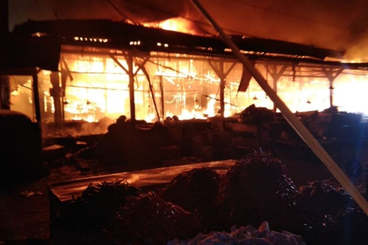 Api menghanguskan ratusan kios dalam insiden kebakaran Pasar Induk Gedebage, Minggu (15/7/2018) dini hari. 