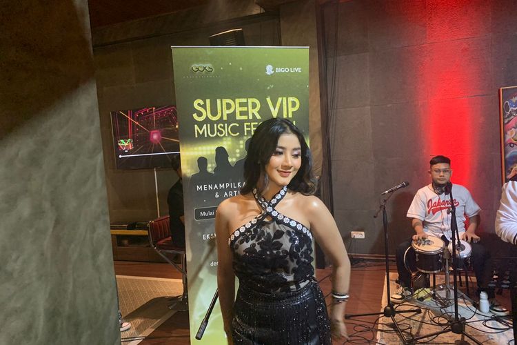 Ghea Youbi saat tampil di acara Super VIP Music Festival di kawasan Gandaria, Jakarta Selatan, Rabu (16/3/2022). 
