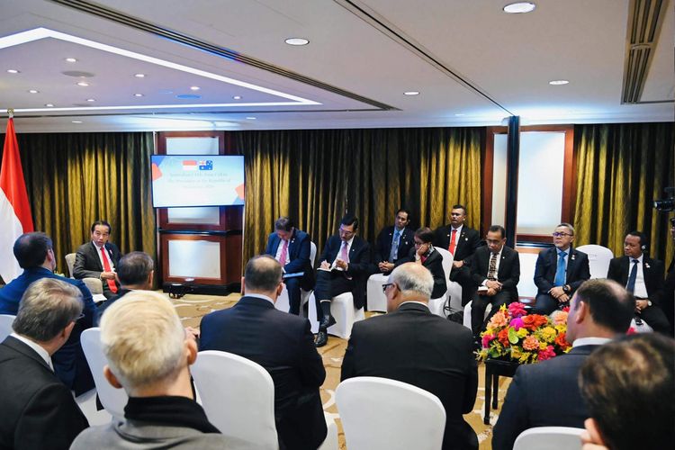 Menteri Perdagangan (Mendag) Zulkifli Hasan (Zulhas) mendampingi Presiden Republik Indonesia (RI) Joko Widodo (Jokowi) dalam CEOs Joint Call to The President of the Republic of Indonesia 2023 di Shangri-La Hotel, Sydney, Selasa (4/7/2023).