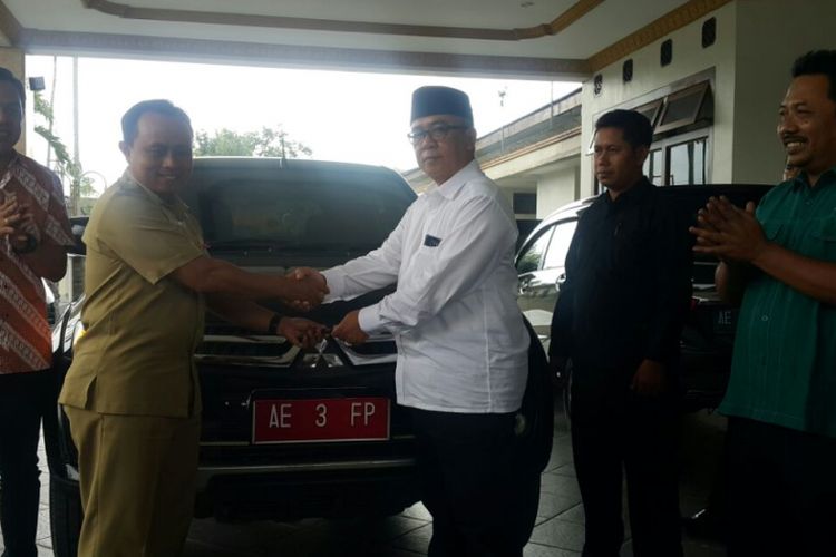Ketua DPRD Kabupaten Madiun Djoko Setijono langsung mengembalikan mobil dinasnya kepada Sekretaris DPRD, M Hadi Sutikno, usai ditetapkan calon bupati pada Pilkada Kabupaten Madiun 2018, Senin (12/2/2018).