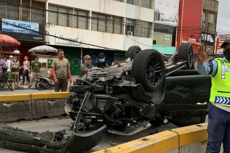 Mobil dinas TNI mengalami kecelakaan di Jalan Jatinegara Barat, Jatinegara, Jakarta Timur, Jumat (3/12/2021).