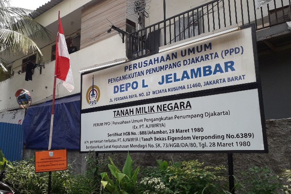 Papan pemberitahuan sita lahan di area Perum PPD Jelambar, Jakarta Barat pada Rabu (28/3/2018).
