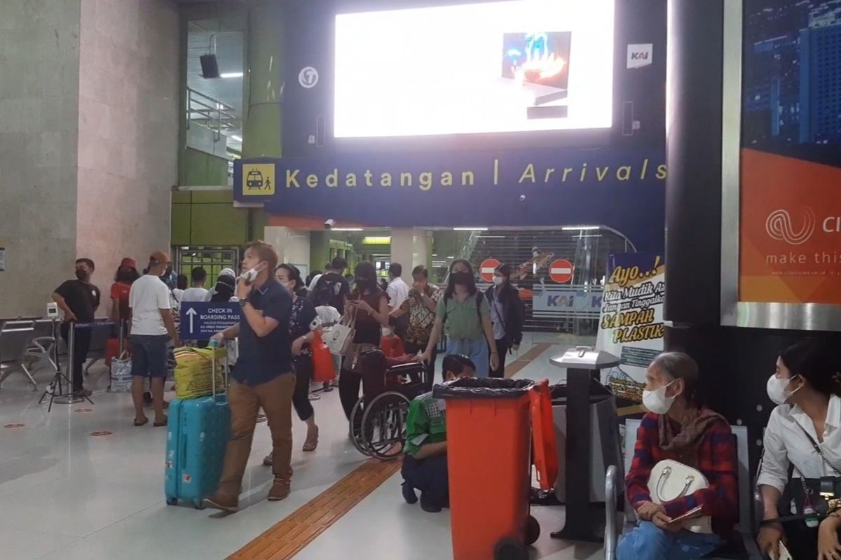 Sejumlah penumpang kereta api tiba di Stasiun Gambir, Jakarta, Sabtu (7/5/2022) di tengah meningkatnya arus balik Lebaran tahun 2022.