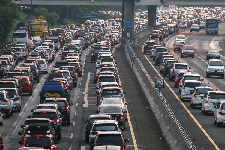 Kendaraan pemudik terjebak macet di Tol Cikampek, Jawa Barat, Jumat (7/6/2019). Pada H+2 lebaran, Tol Cikampek mulai dipadati kendaraan pemudik yang akan kembali ke Jakarta.