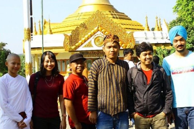 Prem Singh (kanan) dan peserta Peace Train Indonesia dengan latar agama dan keyakinan berbeda.