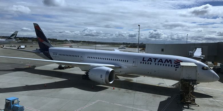 Maskapai Chile, LATAM Airlines, sedang parkir di Bandara Internasional John F Kennedy, News York, Amerika Serikat.