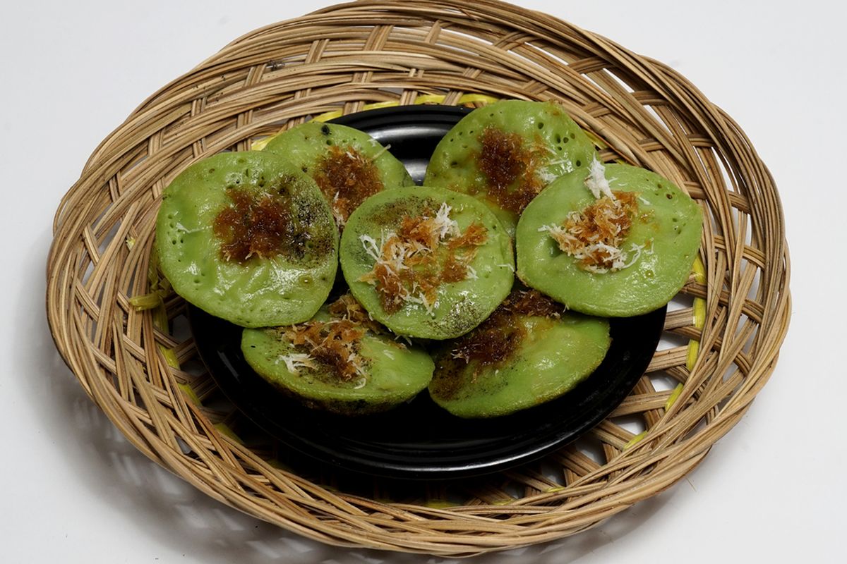 Laklak putih tradisional dengan kelapa parut dan saus gula merah