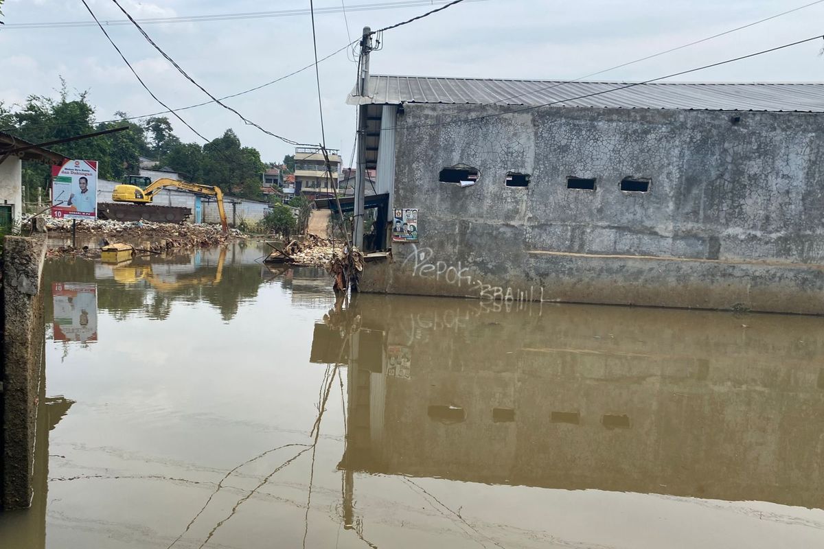 Banjir yang merendam rumah dan akses jalan Kampung Bulak Barat dan Pasir Putih, Cipayung, Depok, Senin (29/4/2024).