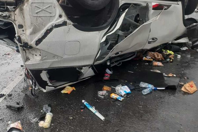 Diduga sopir mengantuk sebuah mobil fortuner menabrak pagar pembatasn kemudian terbalik. Dua penumpang tewas dalam kecelakaan tersebut.