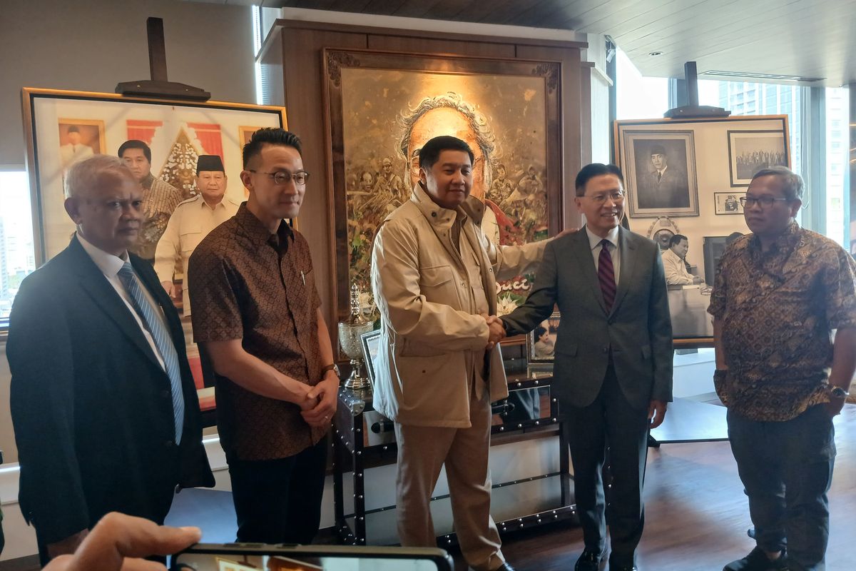 Pertemuan Menteri Perumahan dan Kawasan Permukiman (PKP) Maruarar Sirait dengan CEO Lippo Group James Riady di Kantor Kementerian PKP, Wisma Mandiri II, Jakarta Pusat, Rabu (23/04/2025). Pertemuan dilakukan guna membahas kelanjutan polemik Apartemen Meikarta di Cikarang, Bekasi, Jawa Barat.