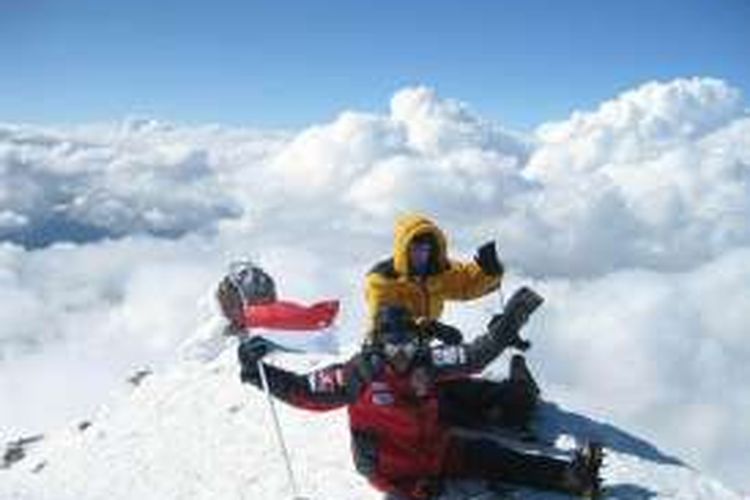 Pendaki gunung tunadaksa berkaki satu dari Indonesia, Sabar Gorky di Puncak Gunung Elbrus, Rusia. 
