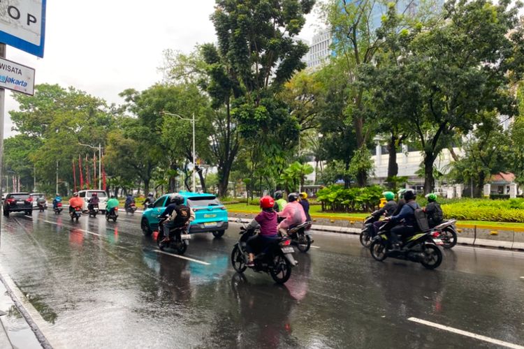 Lalu lintas di Jalan Merdeka Barat, sekitar Monas yang lancar, meski ada acara pengarahan kepala daerah terpilih, Rabu (19/2/2025).