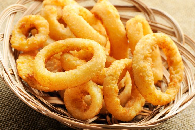 Adonan tepung onion ring cukup simpel, bahkan dapat dibuat tanpa tepung roti.