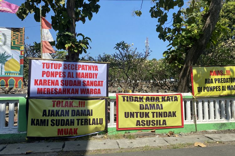 Banner penolakan warga yang terpasang Ponpes Al-Mahdiy, Sidoarjo, Jumat (21/6/2024). Aksi warga ini setelah mengetahui salah satu santri mengalami pelecehan seksual.