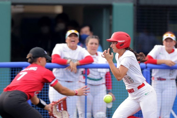 Ilustrasi menangkap bola dalam permainan softball