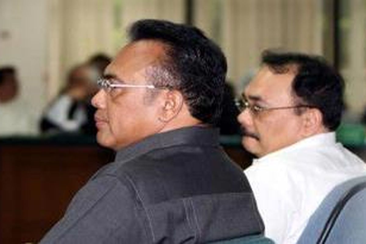 Paskah Suzetta (kiri) dan terpidana kasus korupsi aliran dana Bank Indonesia (BI) Anthony Zeidra Abidin (kanan) memberikan keterangan saat menjadi saksi dengan terdakwa Aulia Pohan dkk di pengadilan Tipikor, Jakarta, Selasa (31/3/2009). Kedua saksi yang juga mantan anggota DPR dari fraksi Golkar itu dimintai keterangan seputar mekanisme aliran dana Bank Indonesia. 