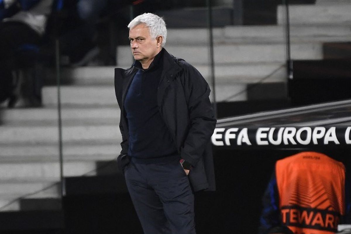 Pelatoh AS Roma, Jose Mourinho, berdiri di area teknik dalam laga leg kedua 16 besar Liga Europa 2022-2023 kontra Real Sociedad, 16 Maret 2022. Terkini, Mourinho mengantar Roma melaju ke semifinal Liga Europa usai menyisihkan Feyenoord di perempat final, Jumat (21/4/2023) dini hari WIB.  (Foto oleh ANDER GILLENEA / AFP)