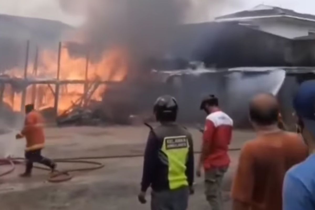 Tangkapan layar akun @tangerang24jam yang memperlihatkan proses pemadaman di toko material yang terbakar di Jalan Tanah Seratus, Ciledug, Kota Tangerang, Banten, Rabu (3/1/2021) siang.