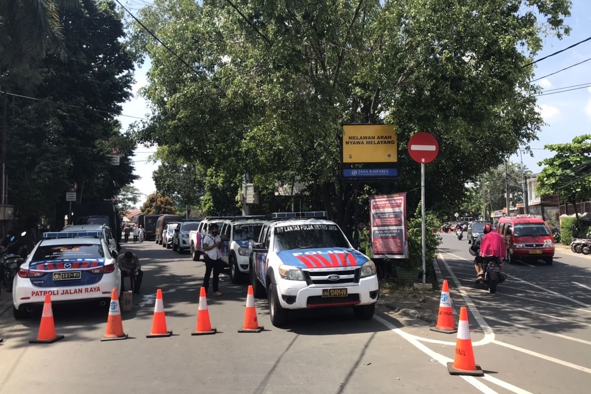 Satu lajur di persimpangan Jalan Penggilingan mengarah ke Jalan Dr. Soemarno tepatnya ke depan Pengadilan Negeri Jakarta Timur, Cakung, Jakarta Timur pada Jumat (26/3/2021) ditutup sementara.