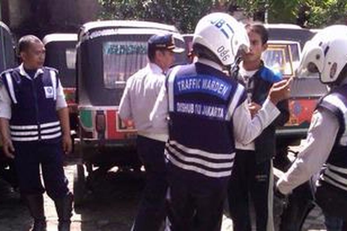 Dinas Perhubungan DKI Jakarta menertibkan sejumlah Bajaj yang tak memiliki surat-surat lengkap alias bodong di depan Terminal Rawamangun, Jl. Pegambiran, Jakarta Timur, Senin (16/1/2012). Penertiban ini bertujuan memeriksa kalayakan jalan,  kenyamanan serta keselamatan penumpang.