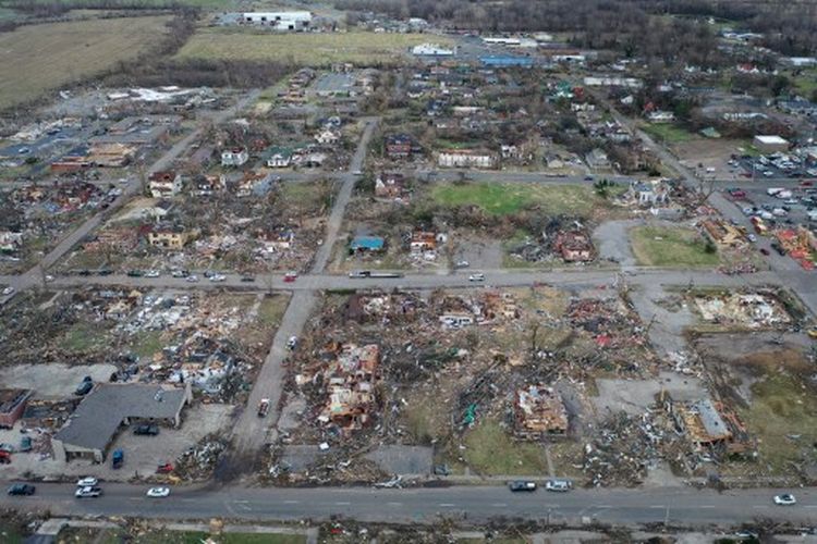 Pemandangan rumah dan kawasan bisnis yang hancur setelah diterjang tornado di Mayfield, Kentucky, AS, Sabtu (11/12/2021). Tornado kali ini menyebabkan kerusakan luas dan menyebabkan sekitar 70 lebih orang tewas. 
