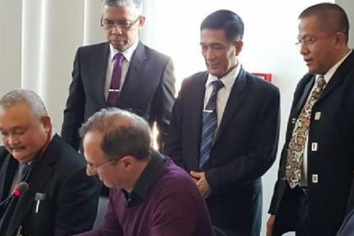 Gubernur Sumatera Selatan (Sumsel) Alex Noerdin, menandatangani kesepakatan kerjasama (memorandum of understanding (MoU) antara Pemerintah Provinsi Sumsel dengan Association Bourgogne Franche Comte, France Indonesia (ABFI) di Sorbonne University, Paris, Selasa (13/3/2017).