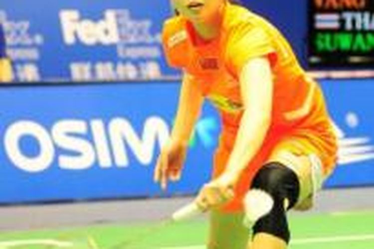 Tunggal putri China, Wang Xin, mengembalikan kok pada tunggal Thailand, Sarita Suwannakitborihan, pada pertandingan kualifikasi Adidas China Masters Super Series, di Changzhou, China, Selasa (10/9/2013)/