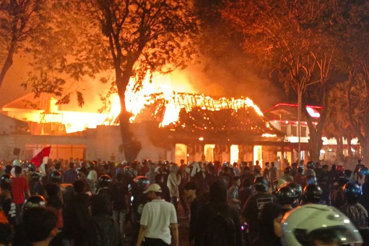 Sejarah dan Arsitektur Gedung Grahadi Surabaya yang Dibakar Massa