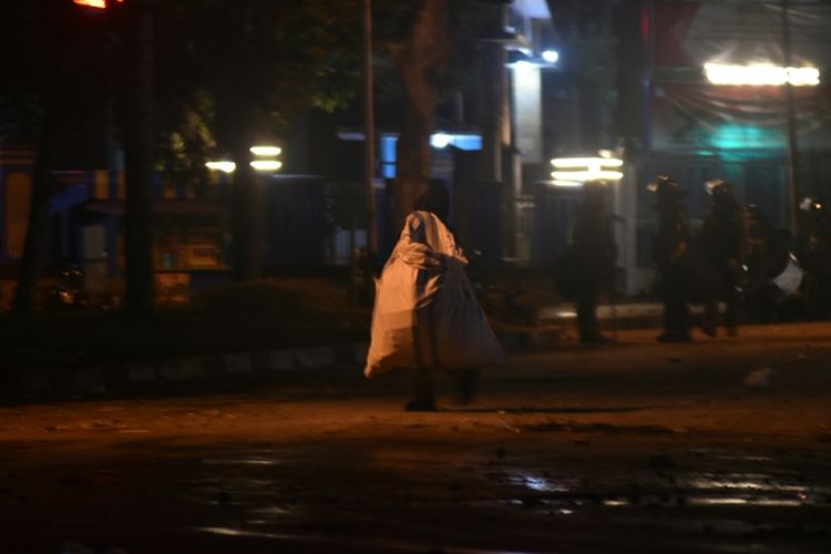 Aksi unjuk rasa di Gedung DPRD Jabar kembali ricuh, Senin (30/9/2019). Berbekal karung besar, para pemulung terlihat tengah memunguti botol plastik pasca bentrokan antara massa aksi dan aparat kepolisian.