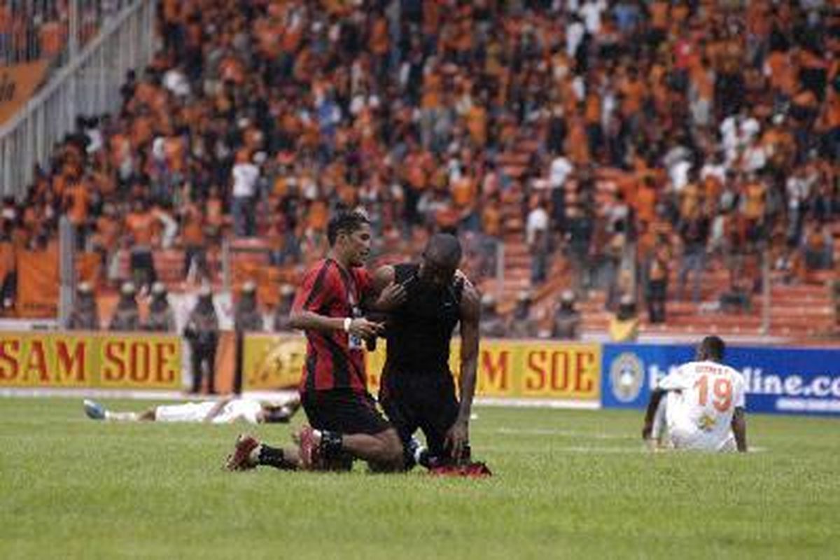 Beto Goncalves (kiri) dan Ernest Jeremiah, menyumbang gol bagi Persipura Jayapura ketika menang 2-0 atas PSMS Medan di leg pertama babak perempat final Copa Dji Sam Soe 2008.