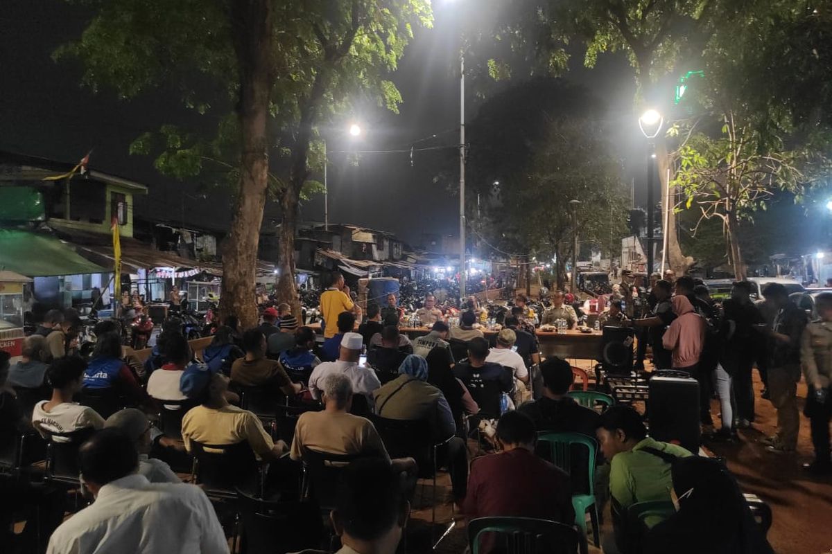 Suasana dialog atau rembug bareng antara Jajaran Polres Metro Jakarta Selatan bersama warga di Kelurahan Manggarai, Selasa (24/10/2023) malam