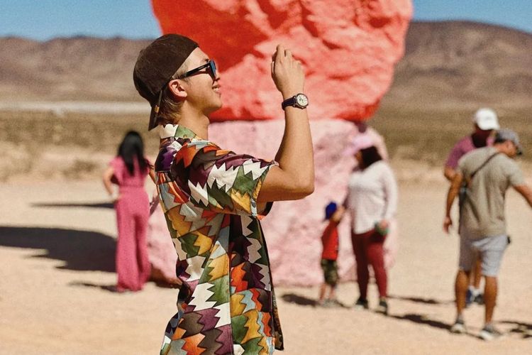 Tangkapan layar RM BTS saat mengunjungi Seven Magic Mountains di Nevada, Amerika Serikat, Rabu (6/4/2022).