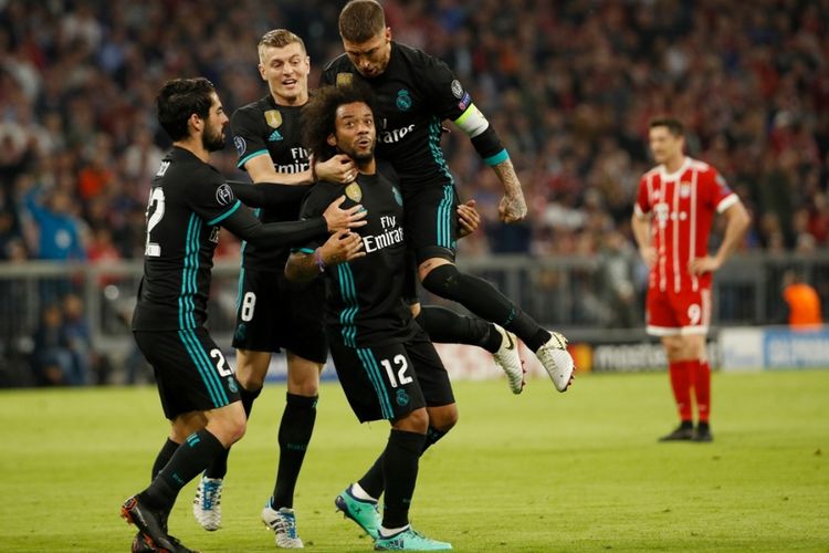 Para pemain Real Madrid merayakan gol Marcelo ke gawang Bayern Muenchen pada laga pertama semifinal Liga Champions di Allianz Arena, Rabu (25/4/2018). 