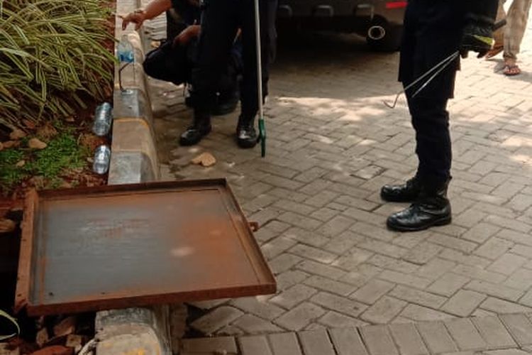 Petugas Damkar Kembangan yang berhasil menemukan seekor anak ular kobra di kawasan Srengseng, Jakarta Barat
