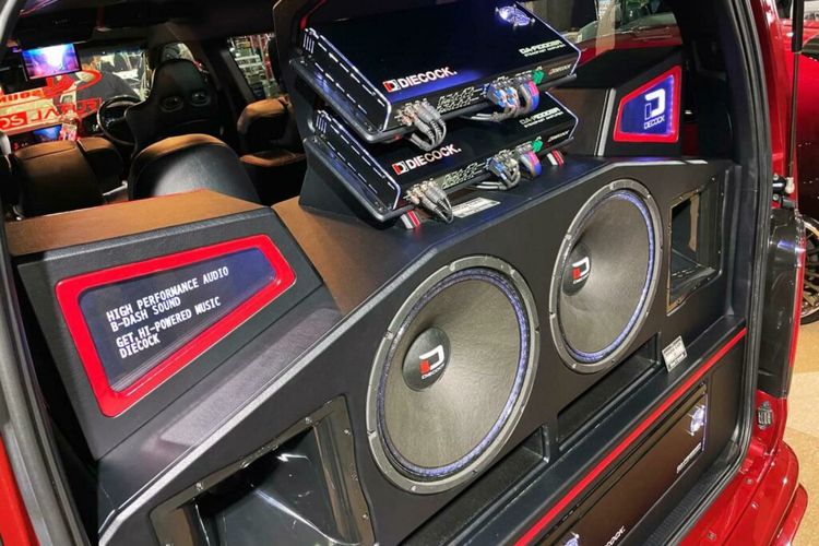 B-Dash menampilkan HiAce dengan wajah Land Cruiser J300 dan sistem audio yang sangat bertenaga di Tokyo Auto Salon 2024