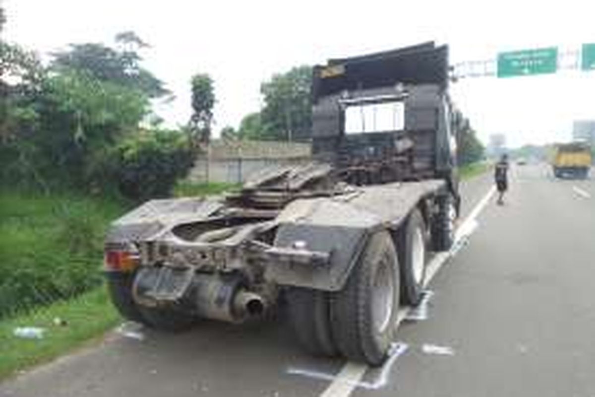 Truk yang menabrak JPO di KM 7 Tol Serpong - Bintaro, Senin (16/5/2016).