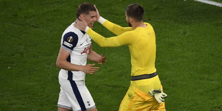 Kiper Tottenham Hotspur, Guglielmo Vicario, memuji aksi rekannya di lini belakang, Micky van de Ven, yang berhasil menghalau bola secara spektakuler di garis gawang pada laga final Liga Europa 2025.