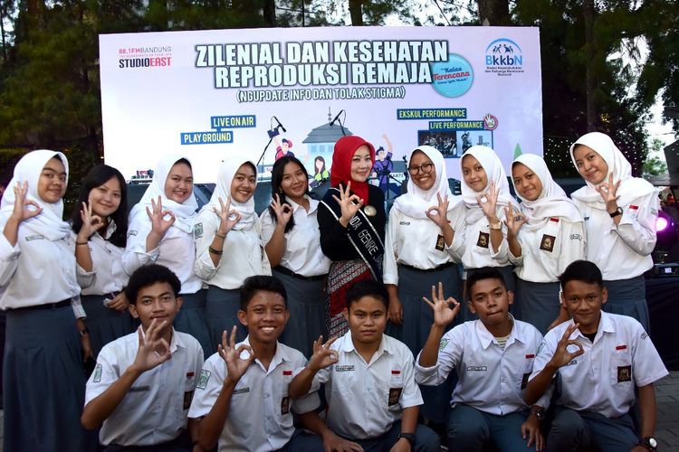 Bunda Generasi Berencana (GenRe), Atalia Ridwan Kamil, berfoto bersama siswa SMA di Bandung. 