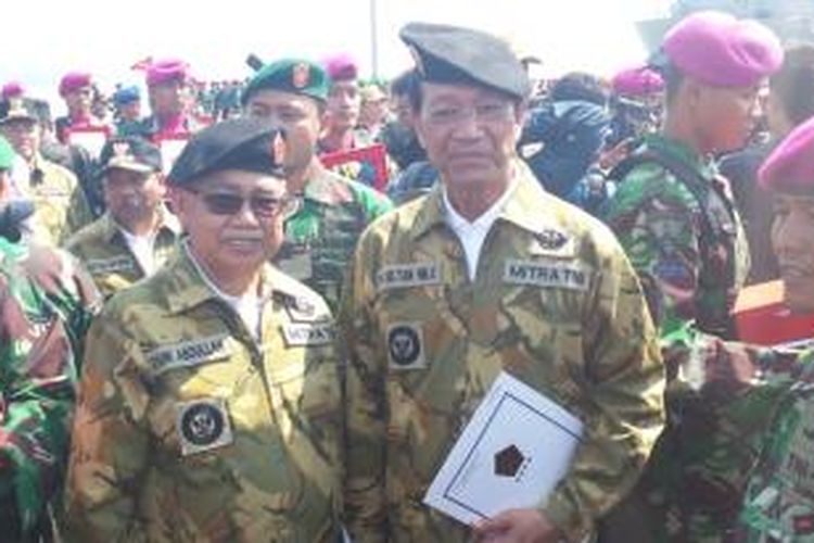 Gubernur DI Yogyakarta Sri Sultan Hamengkubuwono X mengaku menikmati rangkaian upacara penyematan brevert kehormatan yang diberikan TNI kepada gubernur se-Indonesia. Upacara penyematan brevert kehormatan digelar di Pangkalan Komando Armada Timur, Dermaga Ujung, Surabaya, Jawa Timur, Senin (6/10/2014).