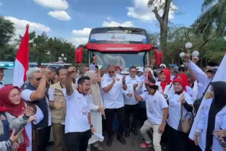 Ketua DPP IKM Fadli Zon dan Ketua Harian IKM Andre Rosiade lepas keberangkatan 3.100 perantau Minang di Jakarta untuk mudik, Minggu (16/4/2023).