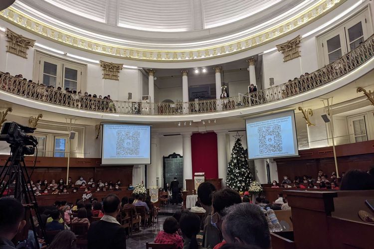 Suasana ibadah Malam Natal 2022 di Gereja Protestan Indonesia Barat (GPIB) Imannuel, Jakarta Pusat, Sabtu (24/12/2022)