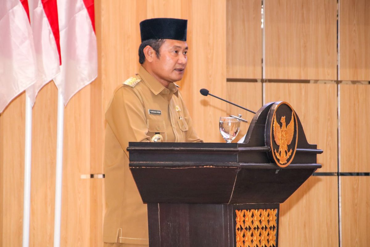 Bupati Lamongan Yuhronur Efendi, pada saat memberikan sambutan di Ruang Rapat Paripurna DPRD Lamongan, Senin (21/11/2022).