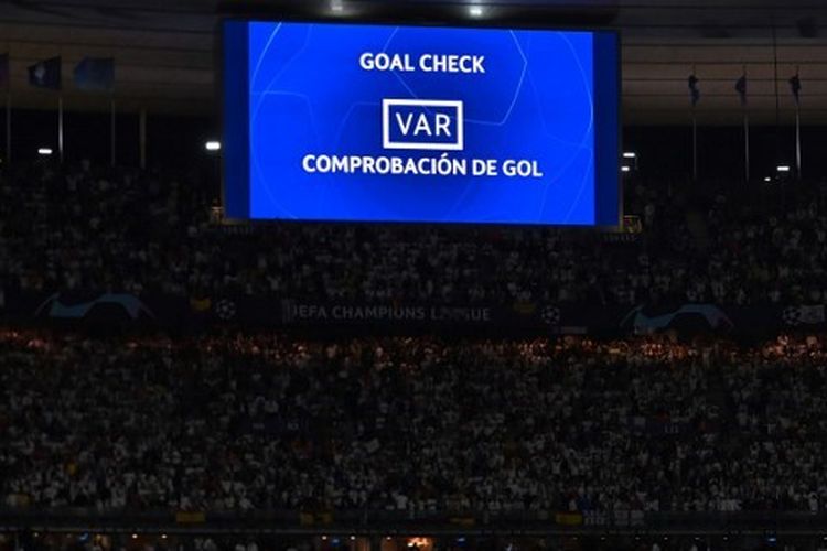 Ilustrasi Video Assistant Referee (VAR). Federasi Sepak Bola Vietnam (VFF) dikabarkan mulai mengambil langkah untuk bisa menerapkan penggunaak VAR di V League. Terkini, PSSI tengah berupaya untuk menerapkan VAR di sepak bola Indonesia.