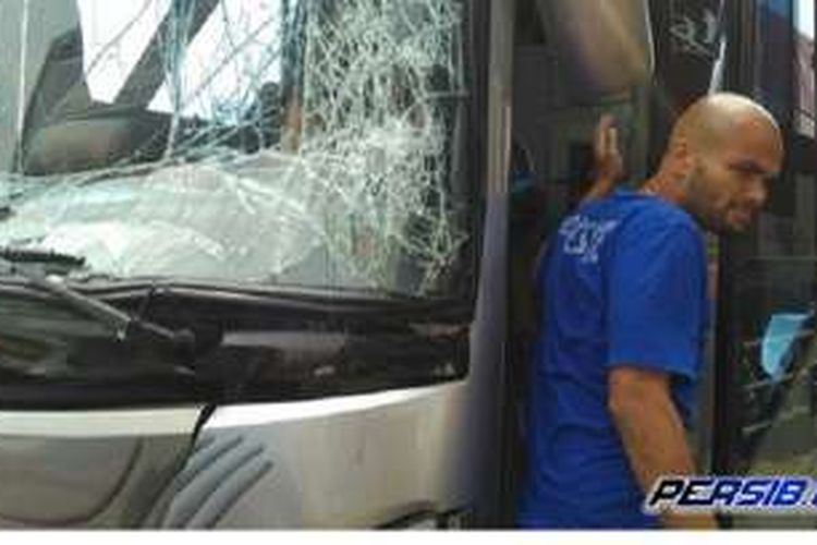 Kaca bus yang membawa rombongan Persib retak akibat kecelakaan di Tol Bekasi Barat, Kamis (11/8/2016).