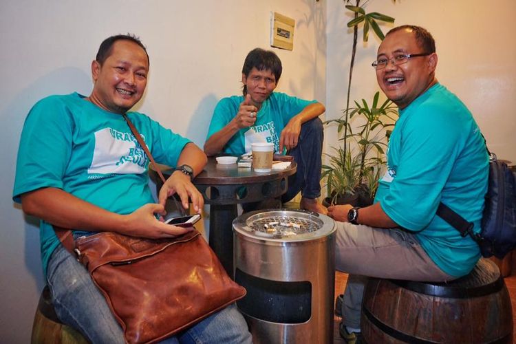 Achmad Subechi (tengah), Pemimpin Redaksi Kompas.com 2014-2016, bersama Wakil Redaktur Pelaksana Heru Margianto (kanan) dan Editor Otomotif Aris Harvenda (kiri) dalam acara outing yang digelar di Bandung pada tahun 2015.